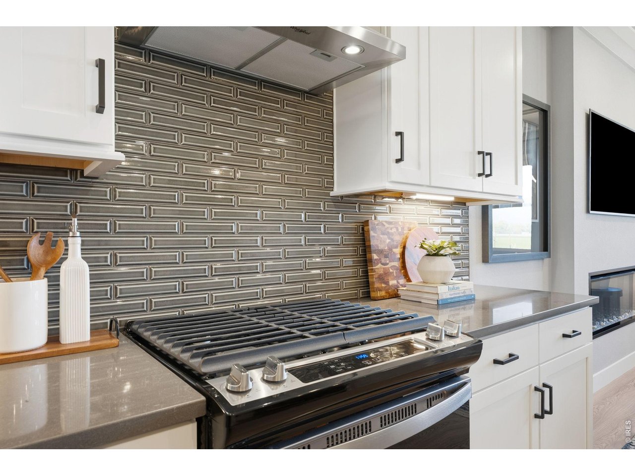 Property Photo 14 3D Backsplash with Gas Range