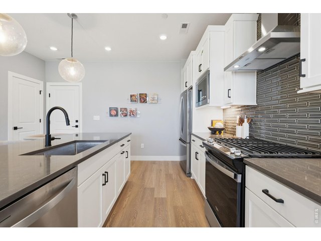 Property Photo 13 Whiter Sift-Close, Maple Cabnetry