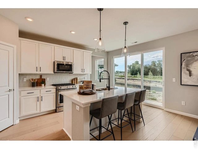Property Photo 7 Large Kitchen Island