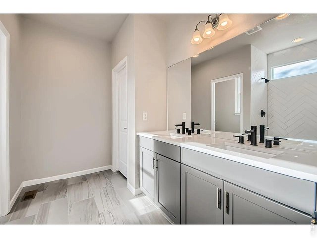 Property Photo 4 Primary Bathroom