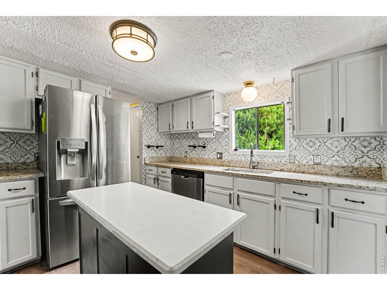 Property Photo 6 Light and bright kitchen with movable island