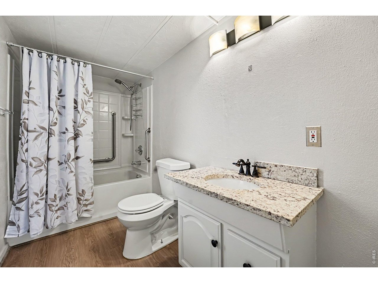 Property Photo 10 Full primary en suite bathroom