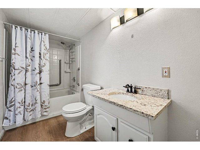 Property Photo 10 Full primary en suite bathroom
