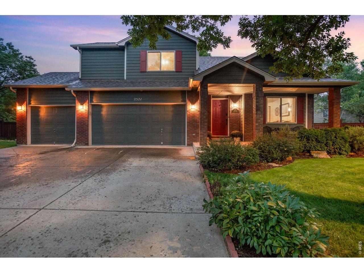 Property Photo 1 Lots of curb appeal!