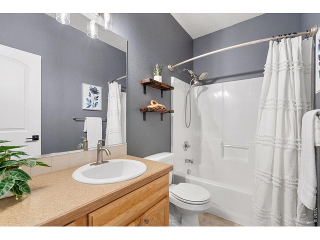 Property Photo 21 Full Bathroom (main floor)