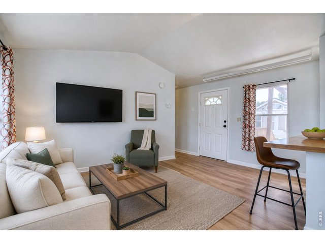 Property Photo 1 Cozy living room