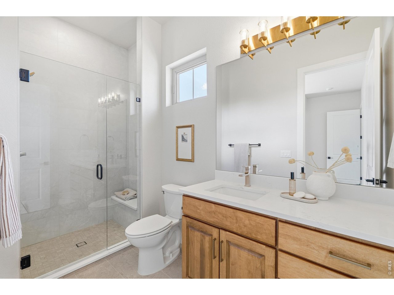 Property Photo 17 Main level ensuite bathroom.
