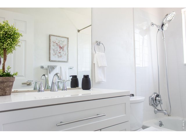 Property Photo 17 Full upstairs bathroom.