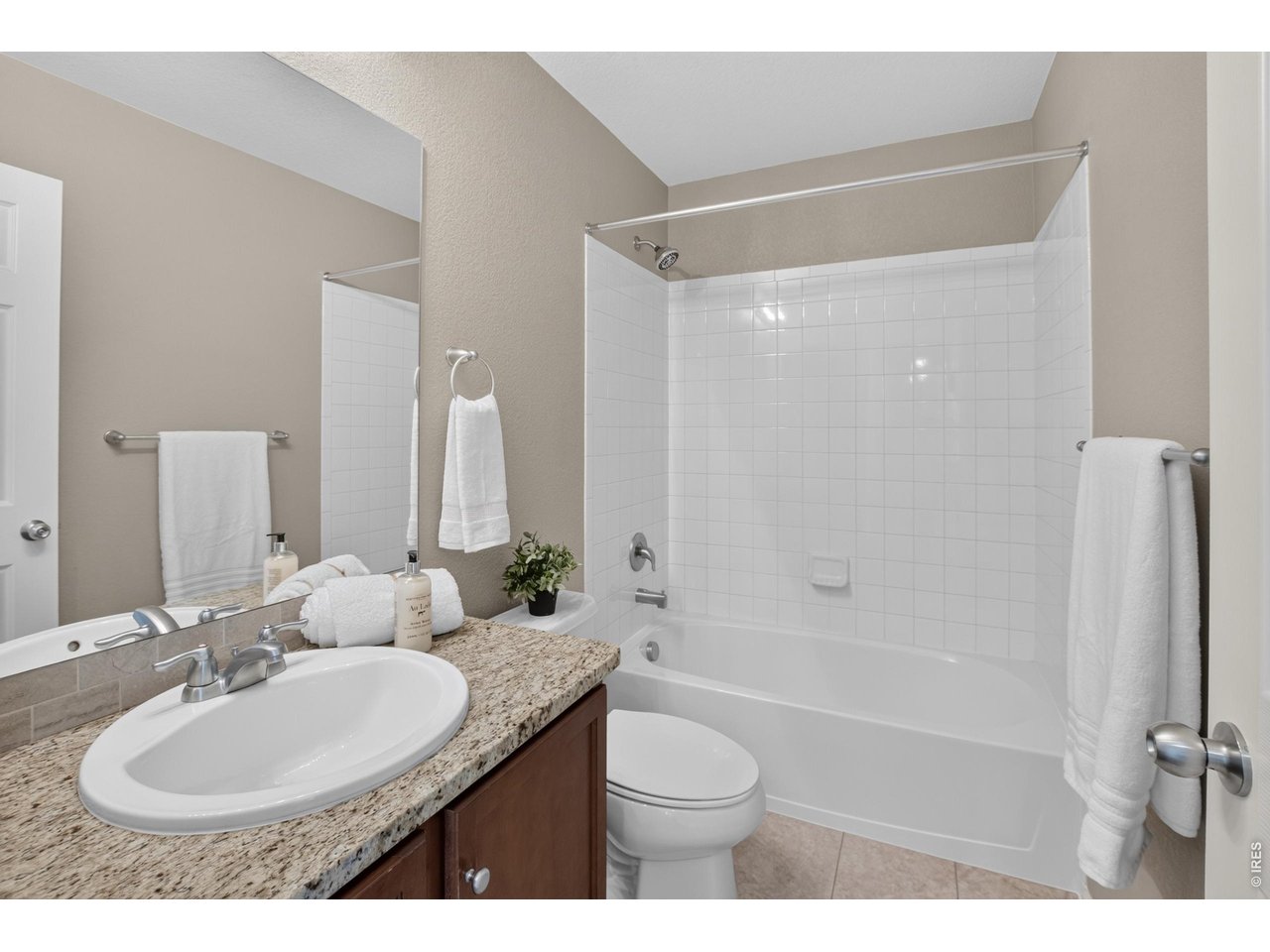 Property Photo 31 Full guest bathroom