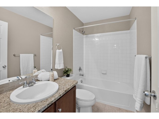 Property Photo 31 Full guest bathroom