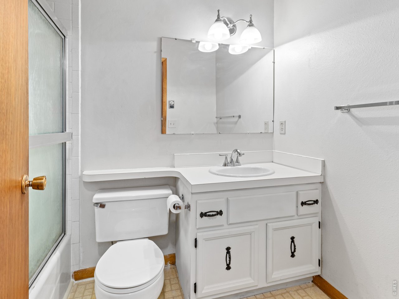 Property Photo 10 Unit 1: Full bathroom