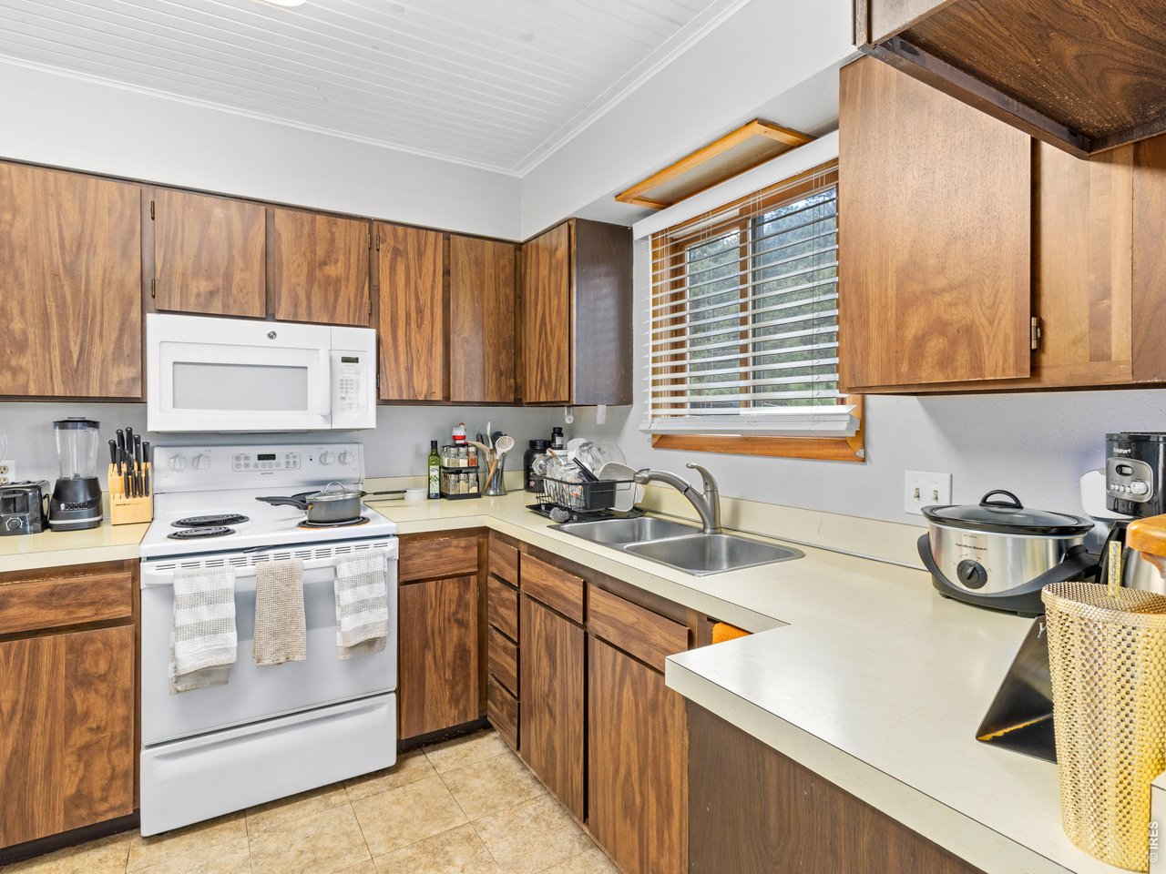 Property Photo 22 Unit 3: Kitchen
