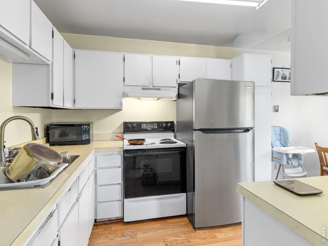 Property Photo 35 Unit 4: Kitchen