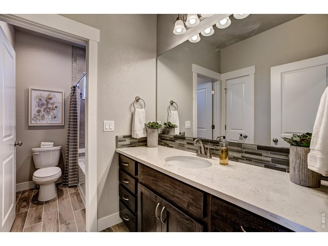 Property Photo 33 Shared bathroom w/ tub and shower - upstairs