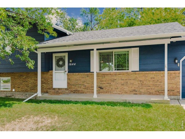 Property Photo 4 Fresh new exterior paint job from this year!