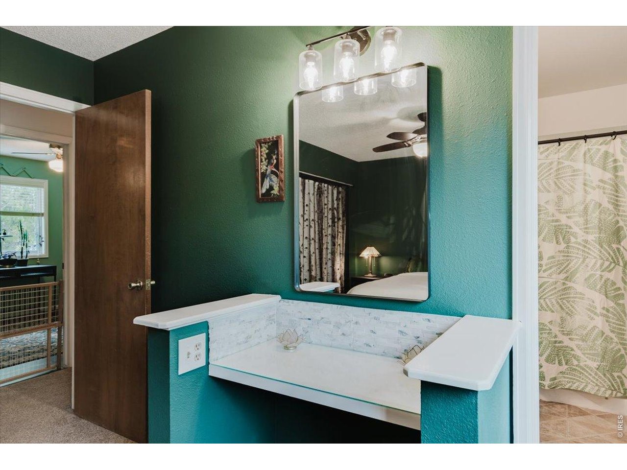 Property Photo 23 Built in vanity table