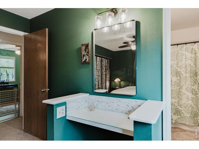 Property Photo 23 Built in vanity table