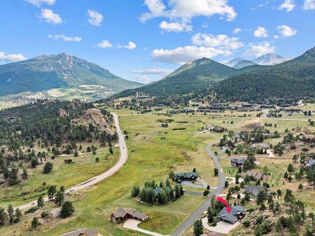 Property Photo 6 Easy, paved access and 5 minutes to town
