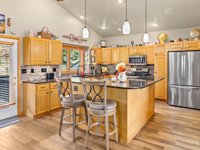 Property Photo 18 Oversized island for everyday dining