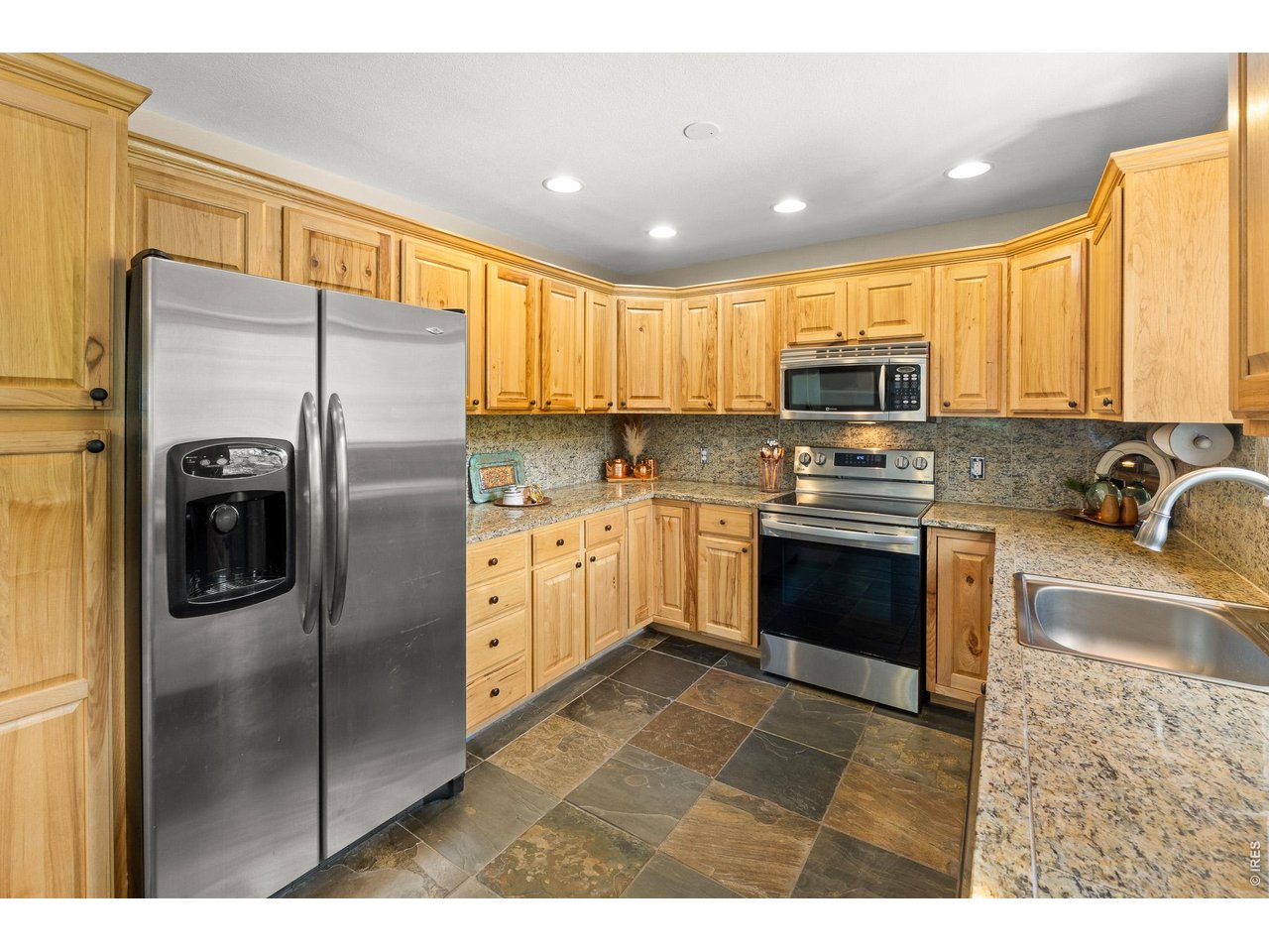 Property Photo 26 Fully Furnished Kitchen!