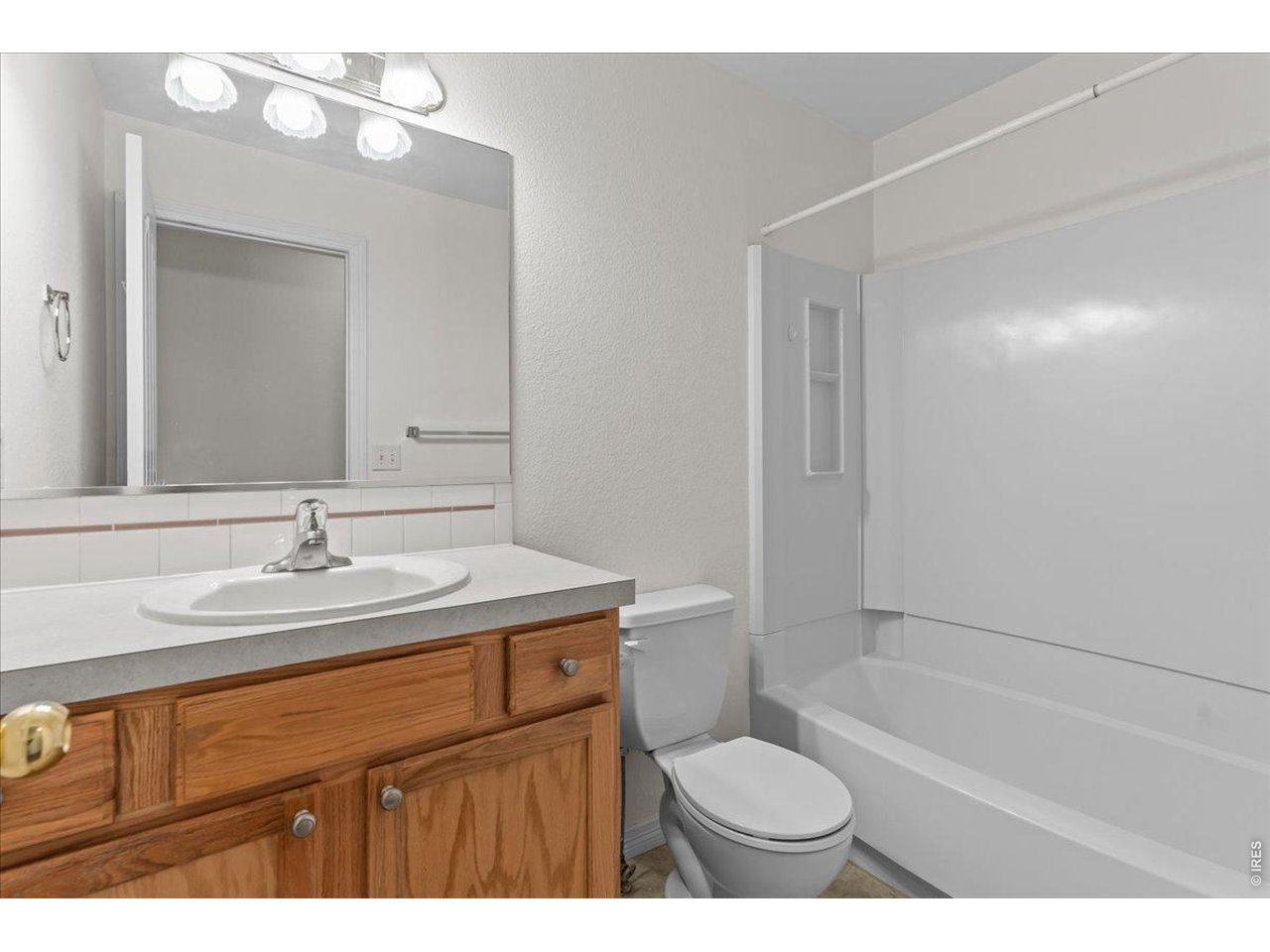 Property Photo 25 shared hall bath with tub