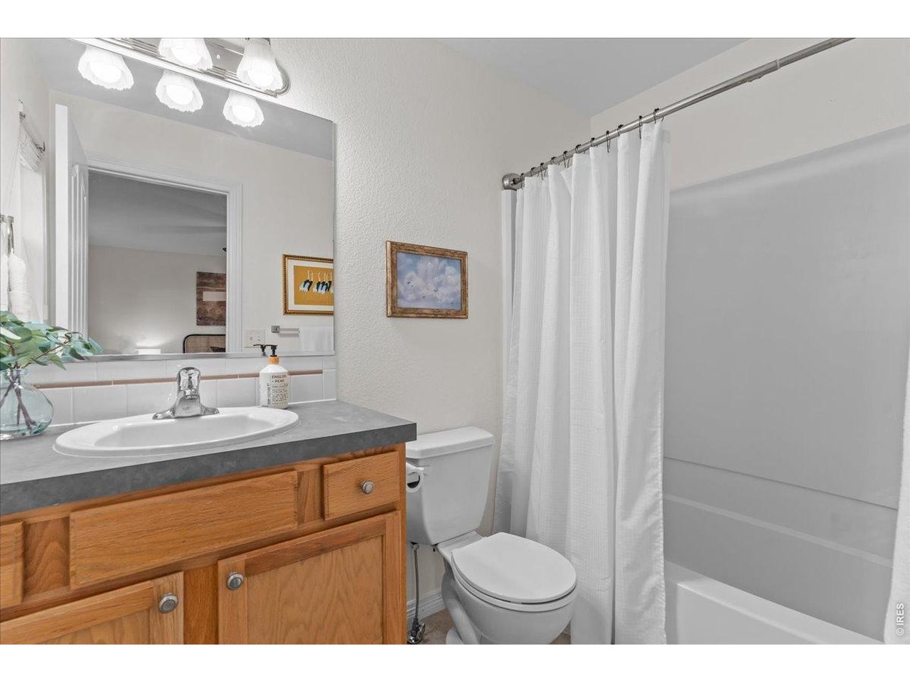 Property Photo 20 ensuite full bathroom for primary bedroom