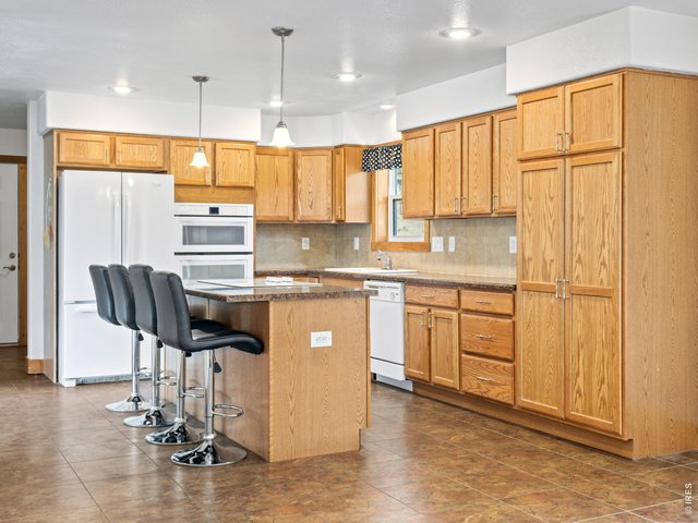 Property Photo 7 Spacious kitchen