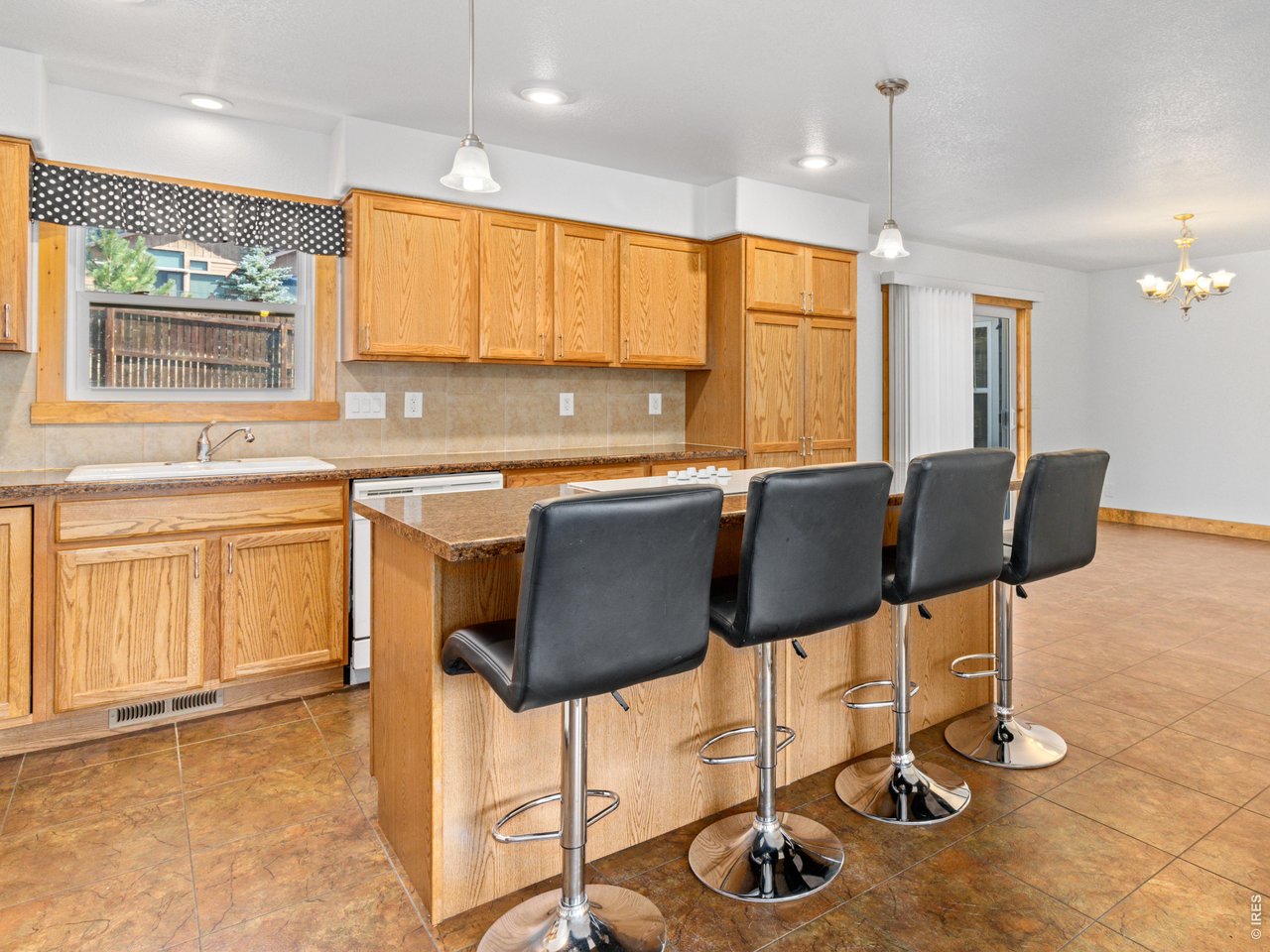 Property Photo 10 Casual dining at the breakfast bar