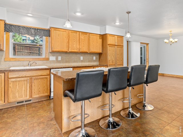 Property Photo 10 Casual dining at the breakfast bar