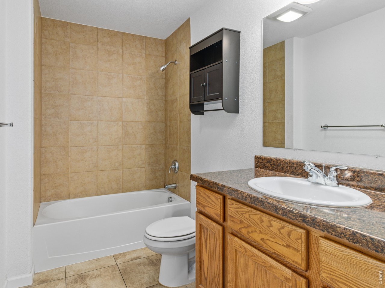 Property Photo 33 Full bathroom