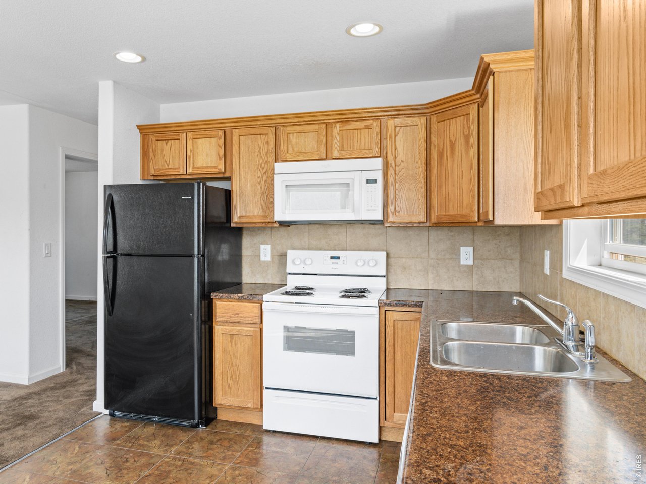 Property Photo 38 Full kitchen