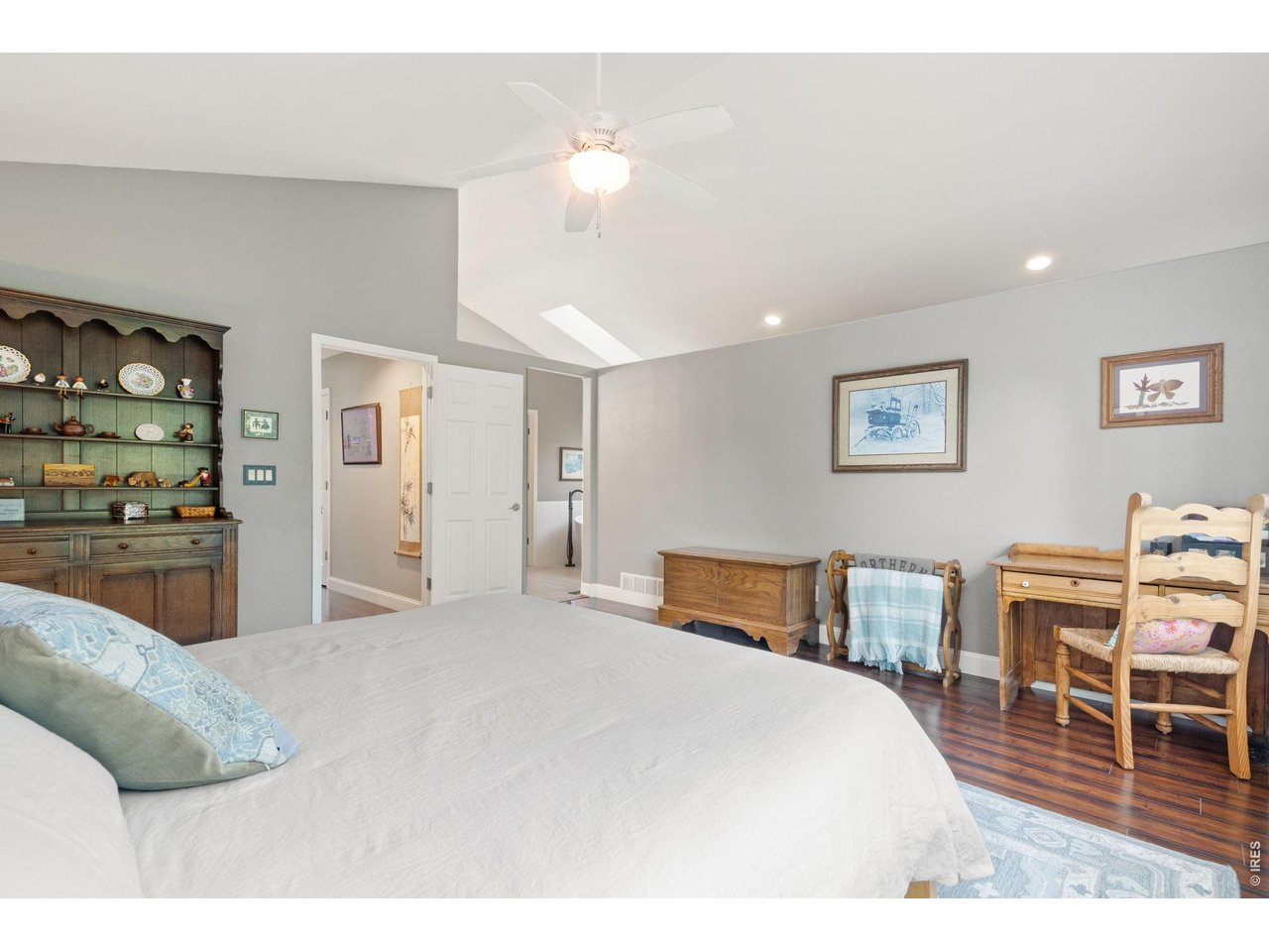 Property Photo 22 Vaulted ceilings