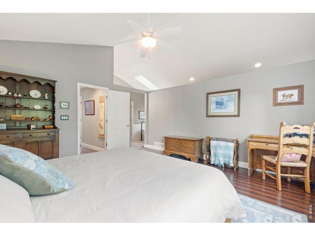 Property Photo 22 Vaulted ceilings