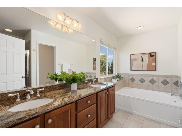 Property Photo 21 5 piece primary bath