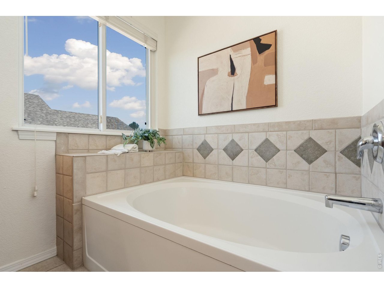 Property Photo 23 soaking tub