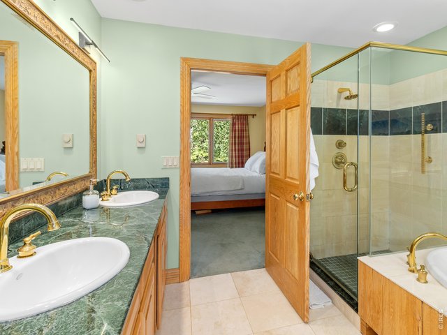 Property Photo 15 5pc primary bath