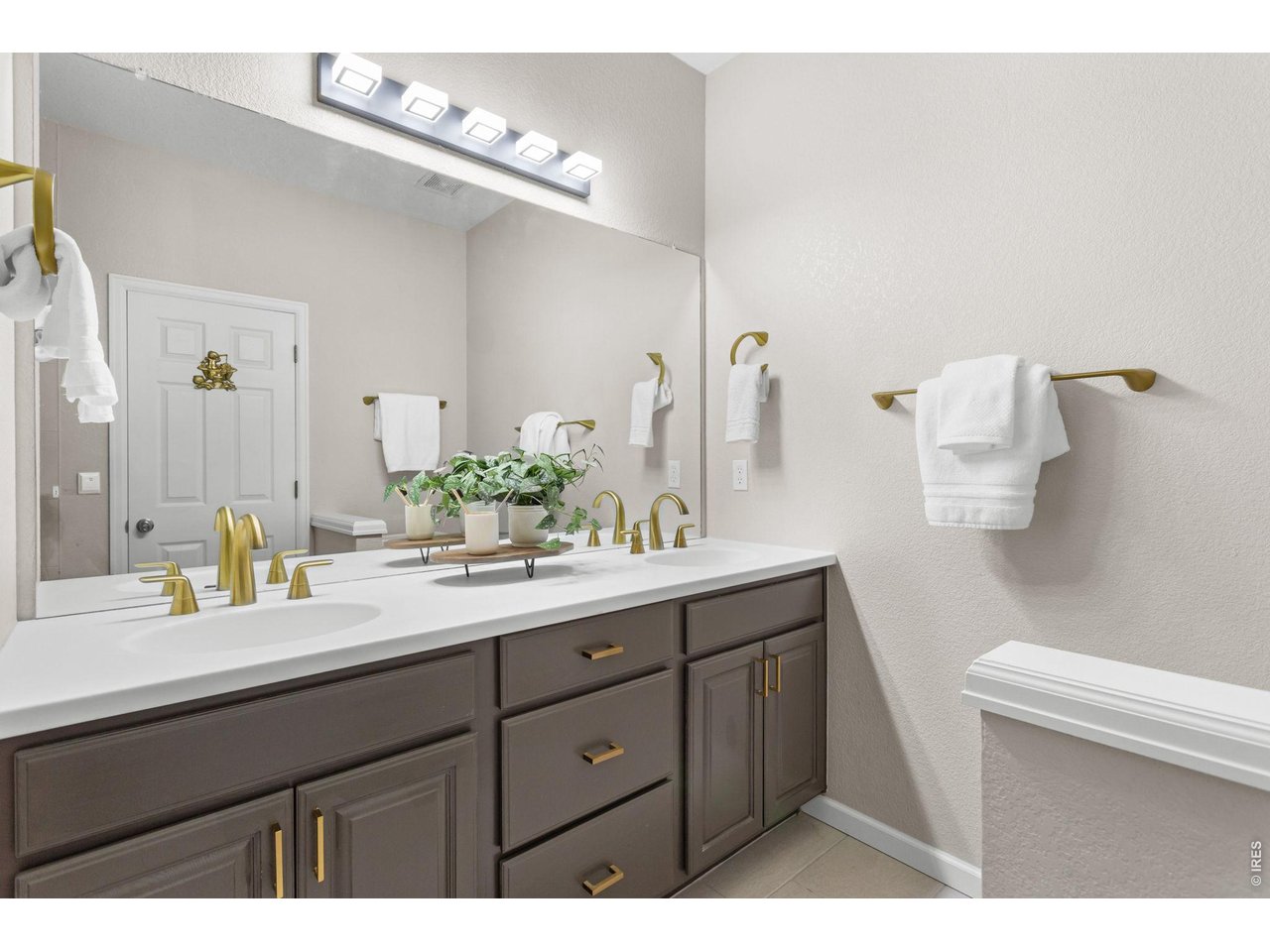 Property Photo 22 Primary En Suite Bathroom