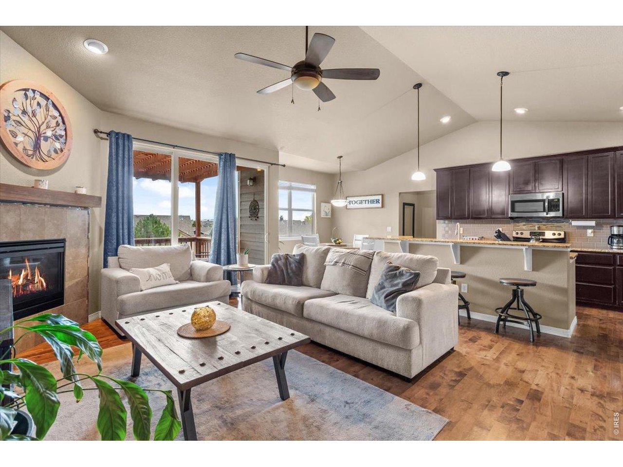 Property Photo 8 Vaulted ceilings