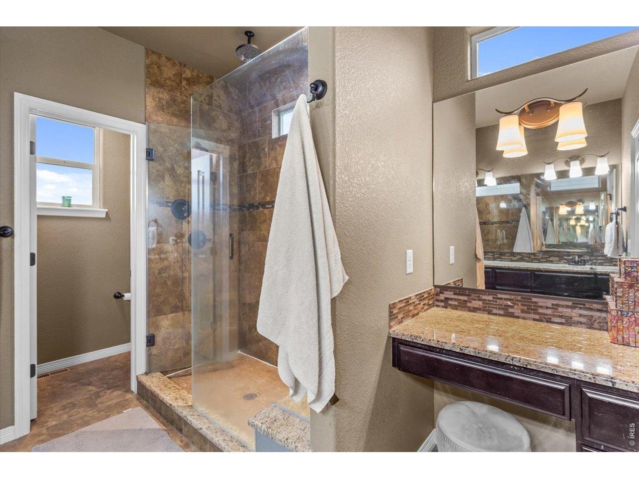 Property Photo 20 Separate vanity area