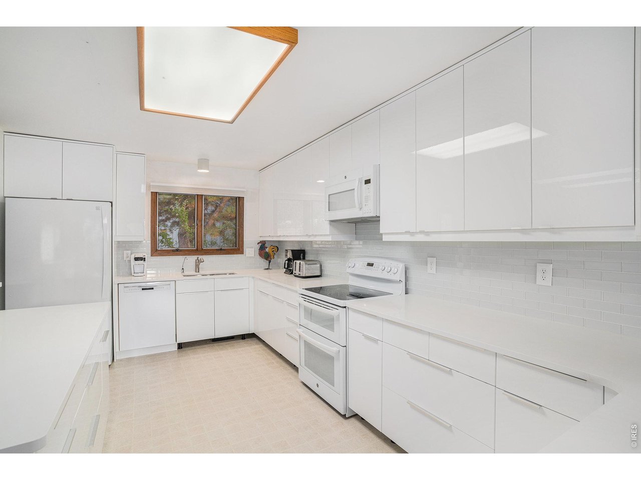 Property Photo 6 Modern Style Kitchen