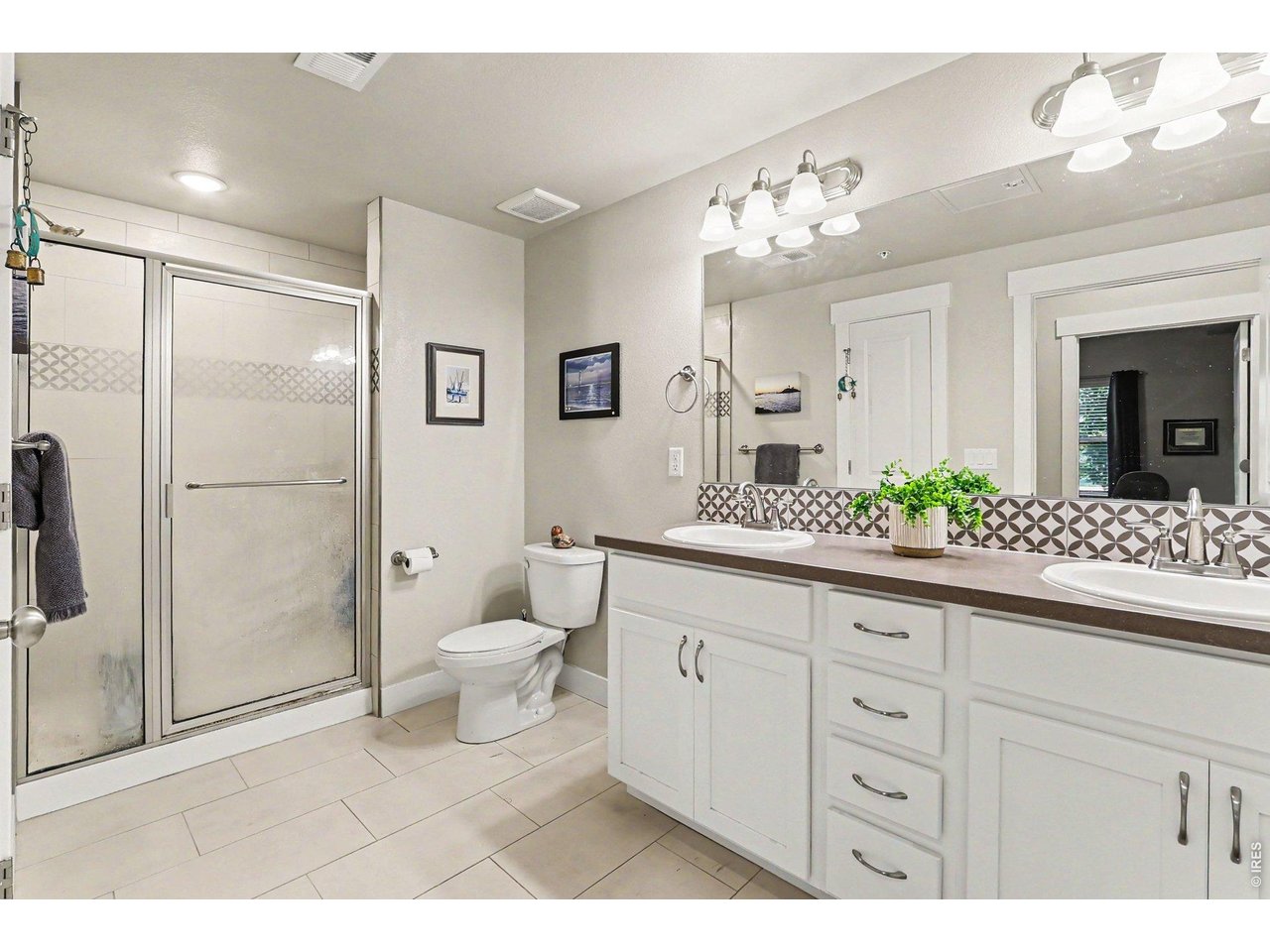 Property Photo 12 Double sink, 4-piece bathroom