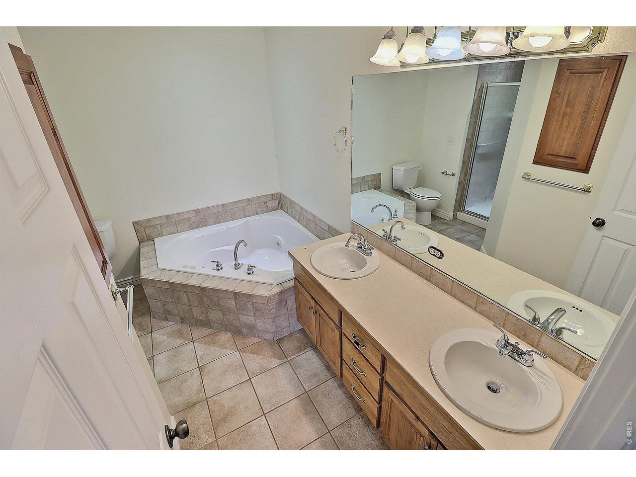 Property Photo 21 5-Piece Primary Bathroom