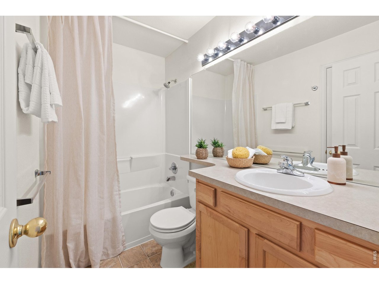 Property Photo 27 Upstairs full bathroom
