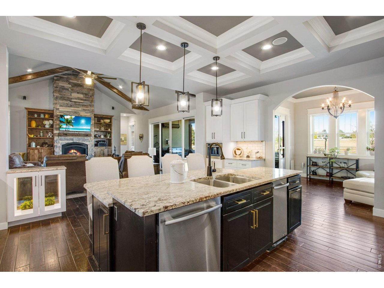 Property Photo 20 Open floor plan that flows well to the outside living spaces.