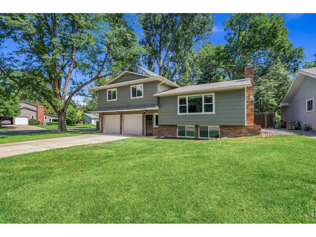 Property Photo 3 Huge corner lot in desirable Parkwood