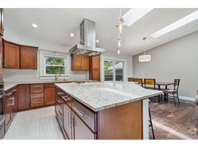 Property Photo 11 Huge granite island with gas range