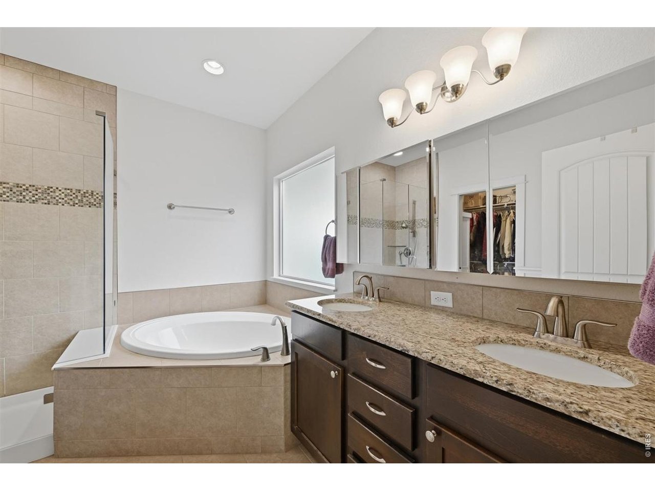 Property Photo 10 Primary en-suite 5 piece bathroom with large soaking tub