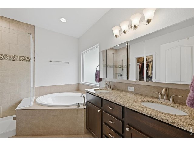 Property Photo 10 Primary en-suite 5 piece bathroom with large soaking tub