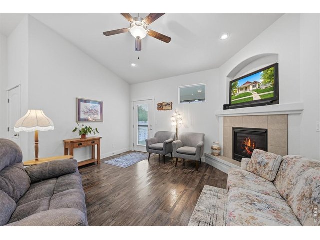 Property Photo 11 Living room with gas fireplace