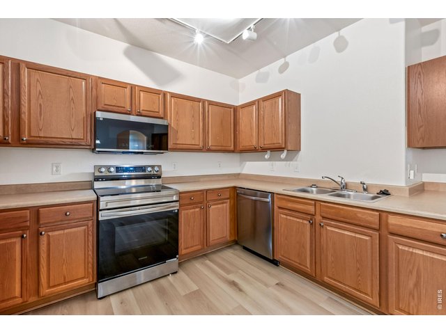 Property Photo 14 Ample counterspace